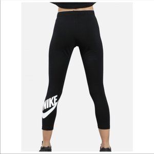 NIKE • Large Cropped Leggings